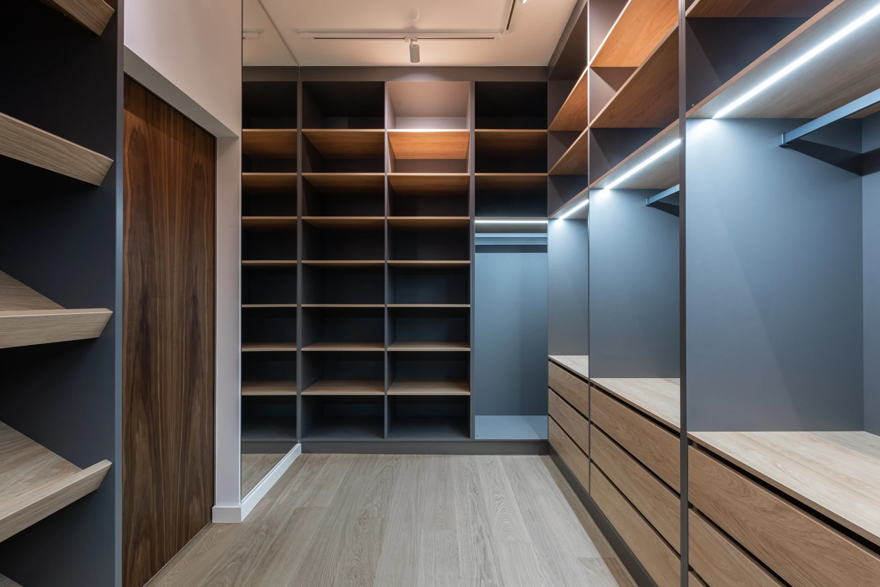 The tailored walk-in from the Stallion Wardrobes design catalog